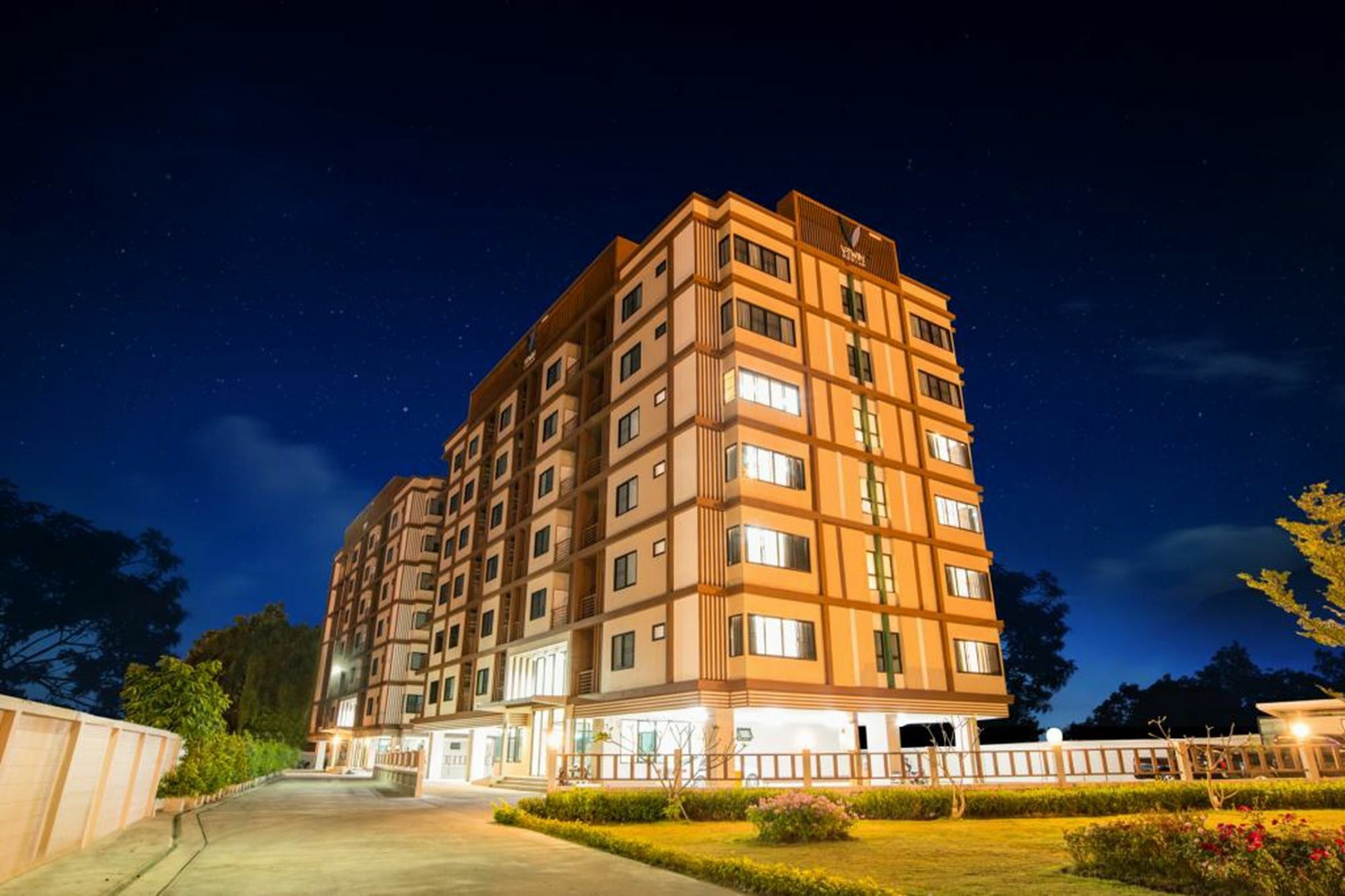 V-Twin Donjan Service Apartment Чиангмай Экстерьер фото